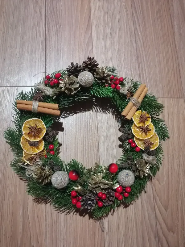 Новогодние венки ручной работы .