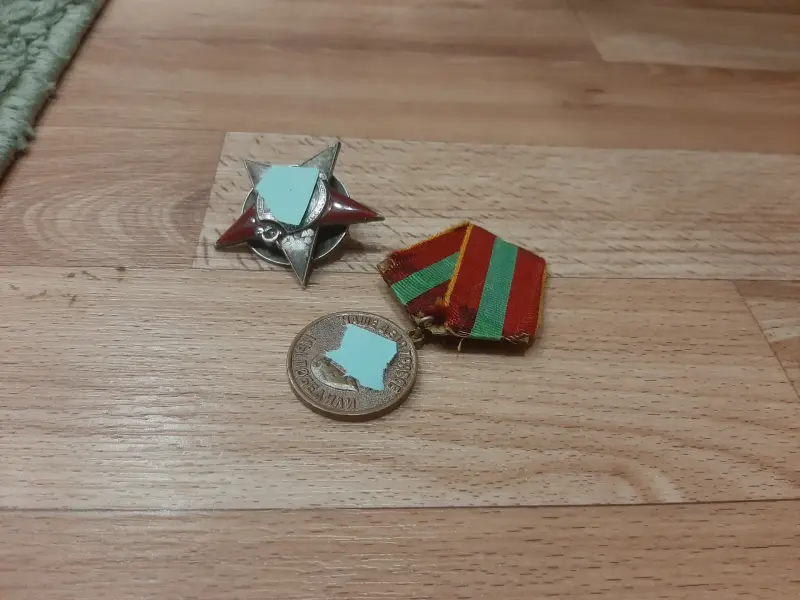 Приобрету знаки и медальки любые вов