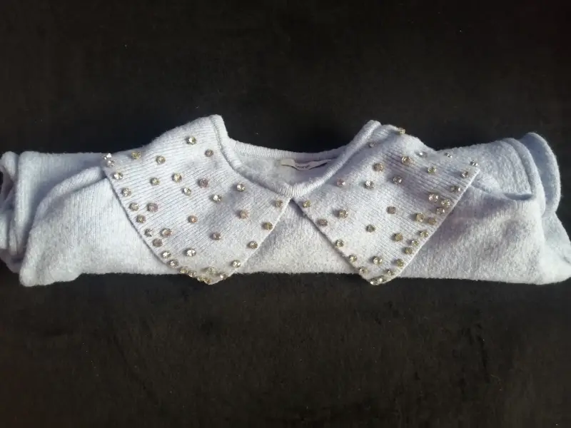 Изумительный голубой джемпер со стразами