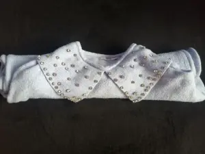 Изумительный голубой джемпер со стразами