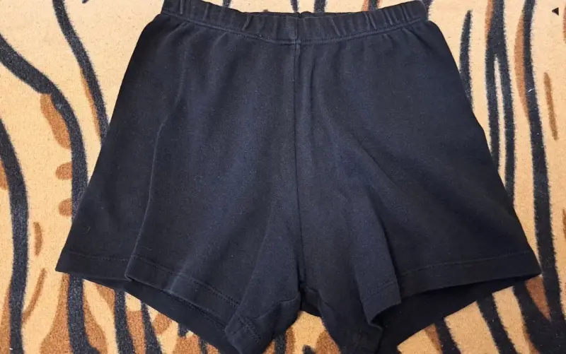 Шорты черные спортивные на 4-6лет, б.у