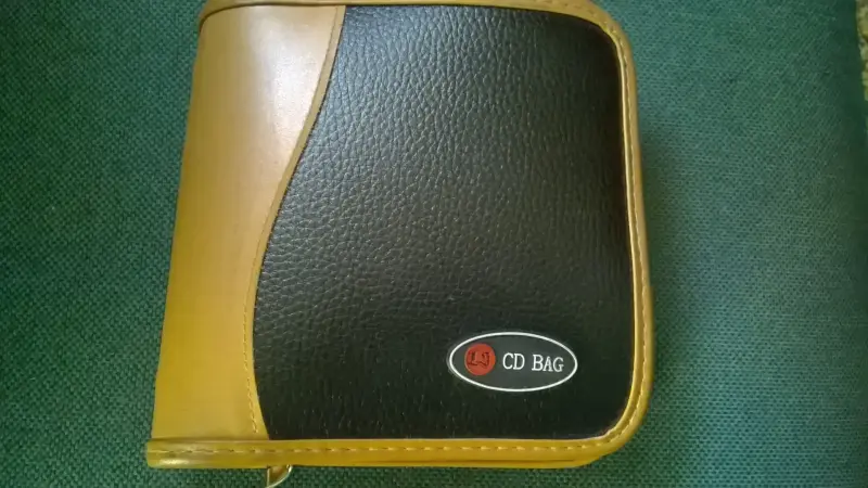 Сумка Чехол кожаный для CD/DVD дисков 32 штуки