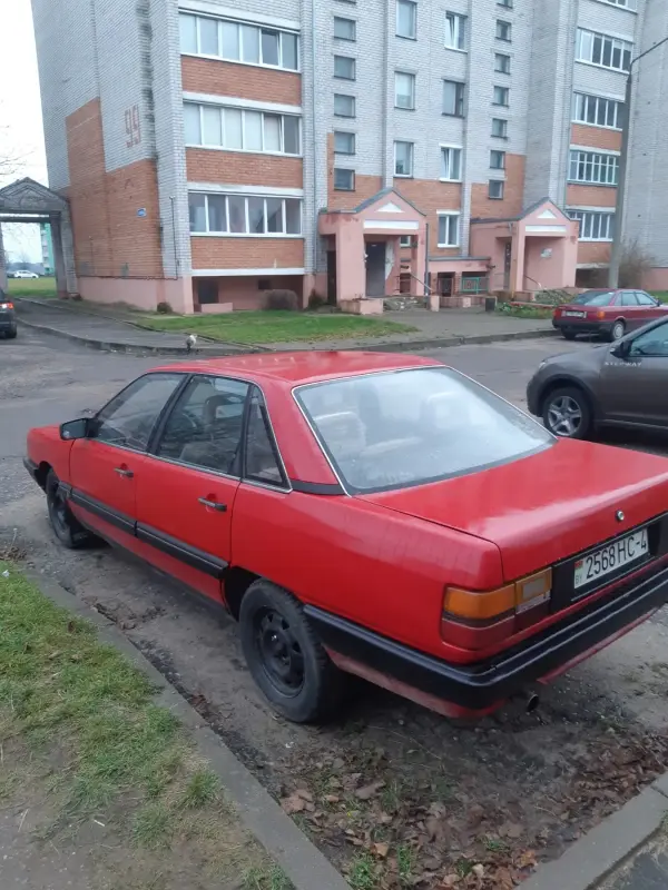 Машина АУДИ 100