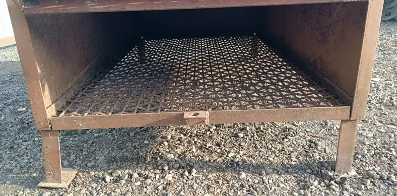 Металлическая клетка.