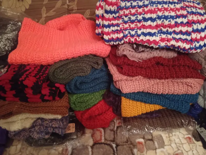 Шарфы, шапки,куртки,