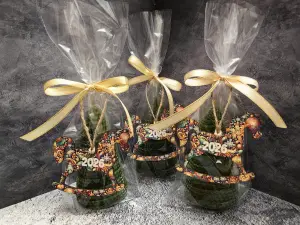 Свеча из зеленой вощины Новогодняя елка