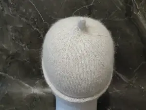 Белая шапочка из пуха норки