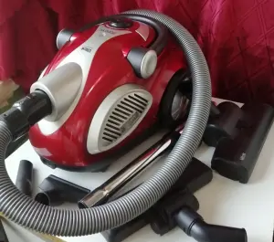 Пылесос камерный, циклонный Vitek VT-1829R в отличном состоянии