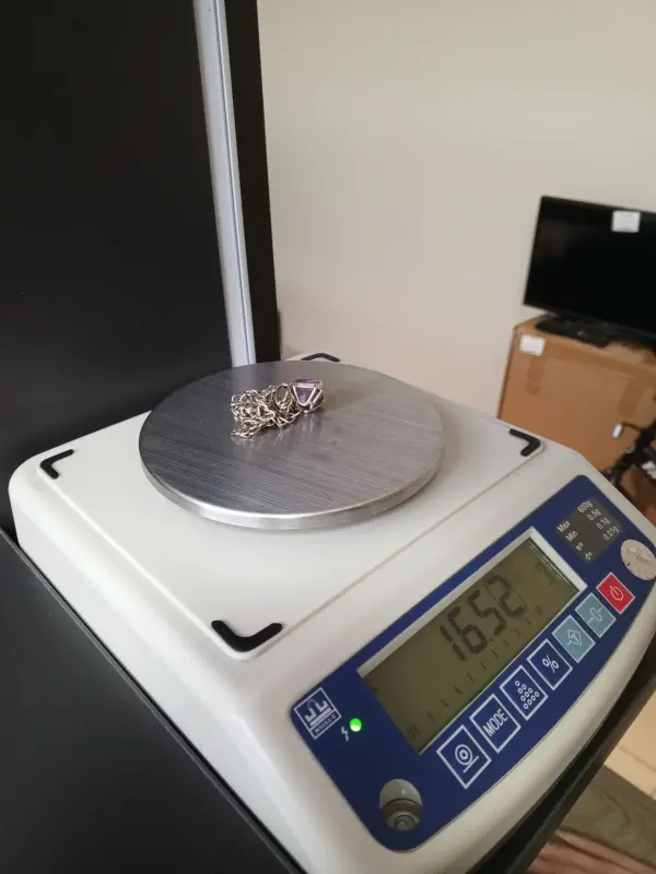 Серебряная цепочка с кулоном.