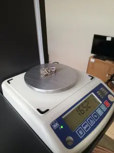 Серебряная цепочка с кулоном.