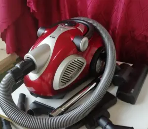 Пылесос камерный, циклонный Vitek VT-1829R в отличном состоянии