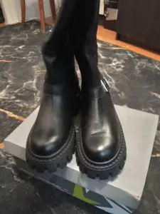 Новые кожаные сапоги