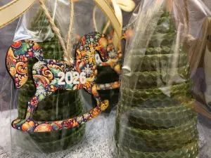 Свеча из зеленой вощины Новогодняя елка