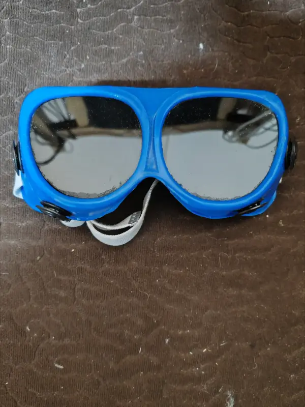 Очки сварочные, закрытого типа.