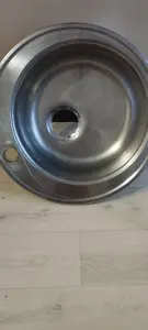 Раковина в хорошем состоянии,помыть чуть надо.