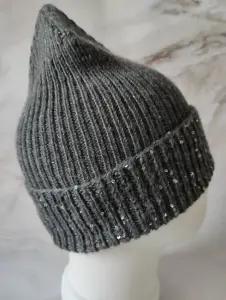 Тёмно - серая шапочка.