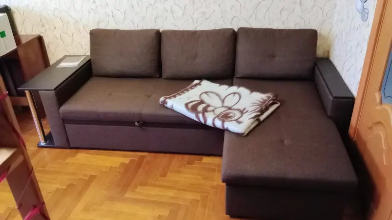 Большой диван-кровать с бельевым ящиком и столиками