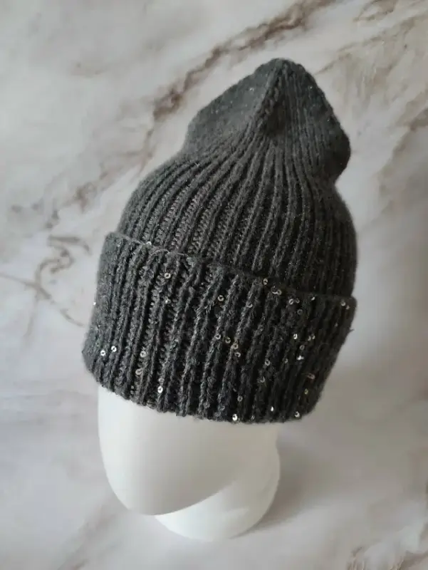 Тёмно - серая шапочка.