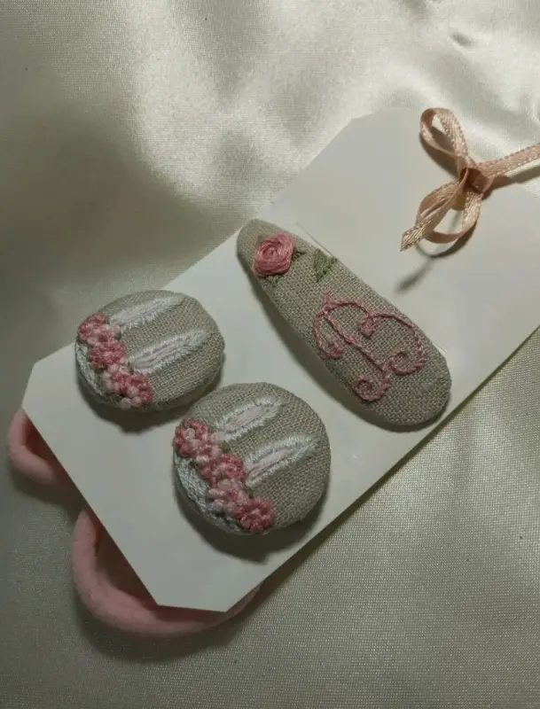 Детские аксессуары - Аксессуары для волос с вышивкой, именная вышивка(заколки, резинки) - Вся Беларусь - Фото 13 Аксессуары для волос с вышивкой, именная вышивка(заколки, резинки) - Вся Беларусь - 229215 - Доска объявлений Kupika.by - Фото 13