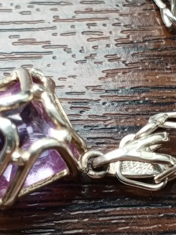 Серебряная цепочка с кулоном.