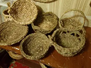 Тарелки плетеные.