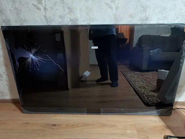 Новый телевизор TLC с разбитым экраном