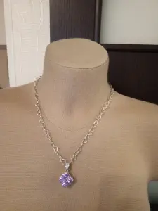 Серебряная цепочка с кулоном.