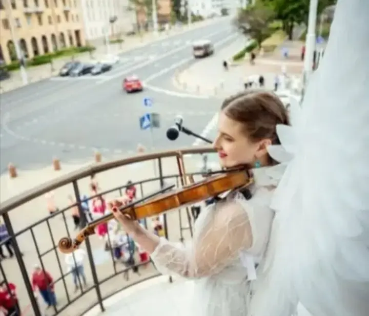 Скрипачка на праздник