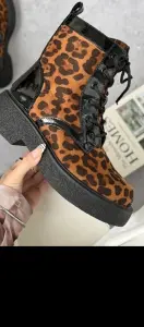 Женские ботинки