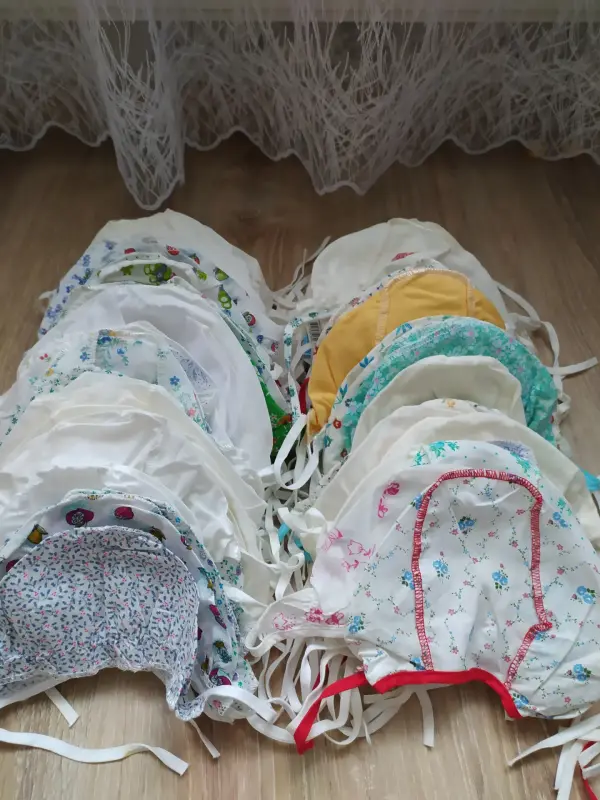 Чепчики новые около 70 шт. Цена за штуку.