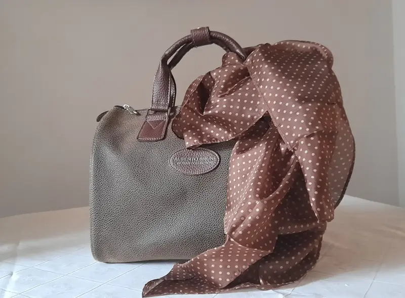 Сумка Alberto Bruni и шёлковый платок в тон