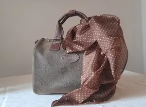 Сумка Alberto Bruni и шёлковый платок в тон