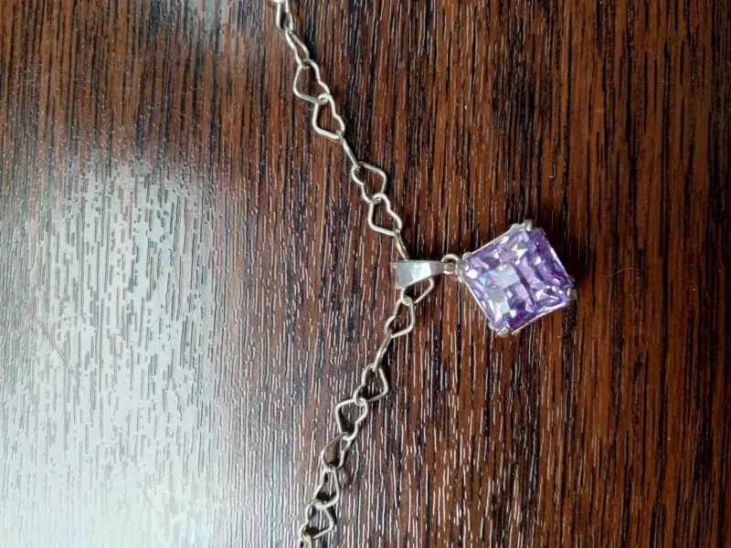 Серебряная цепочка с кулоном.