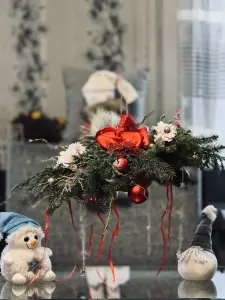 Волшебная рождественская композиция из живой хвои.