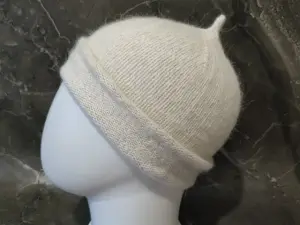 Белая шапочка из пуха норки