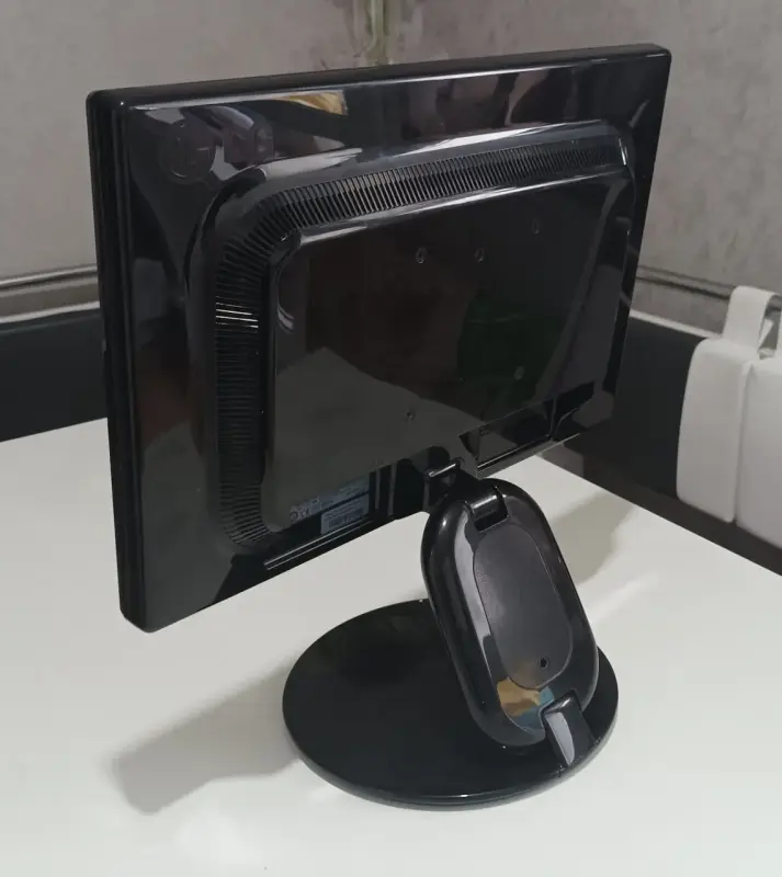 Монитор LG Flatron L197 WH