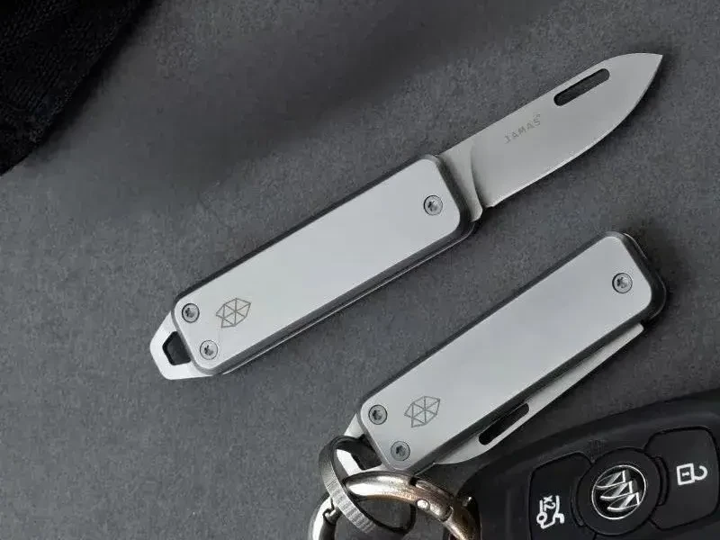 Складной нож брелок продам.