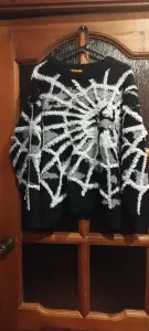 Свитер с рисунком паука