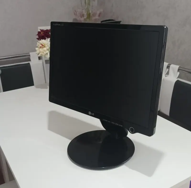 Монитор LG Flatron L197 WH