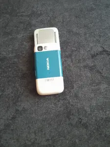 Четыре мобильных телефона