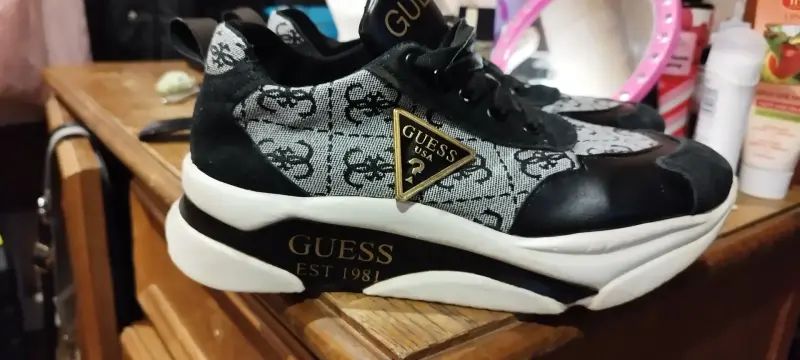 Кроссовки Guess