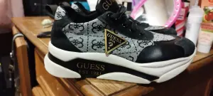 Кроссовки Guess