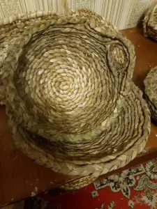 Тарелки плетеные.