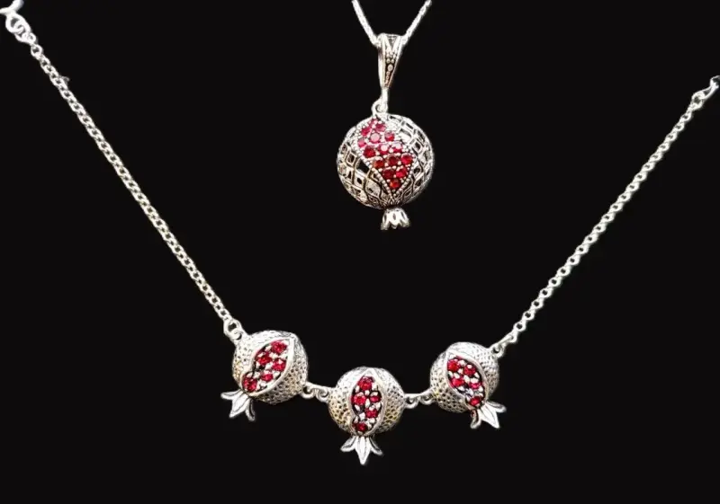 Подарочный Комплект ''ГРАНАТ'' из серебра