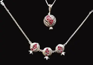 Подарочный Комплект ''ГРАНАТ'' из серебра