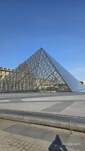 Предлагаю услуги по доставке документов и корреспонденции весом до 10 кг из Парижа