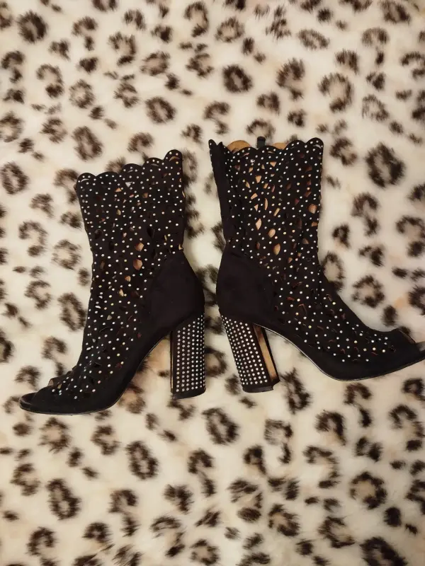 Сапоги нарядные со стразами