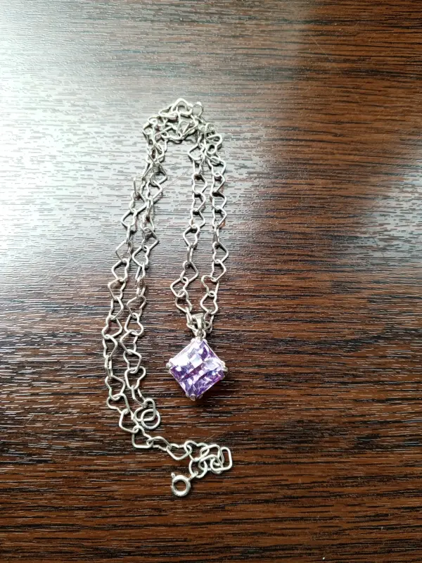 Серебряная цепочка с кулоном.