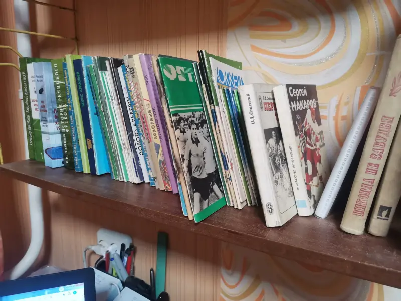 Различная спортивная литература. В основном. Футбол.Хоккей.Книги. Календари справочники. Журналы. Газеты.Буклеты. Програмки