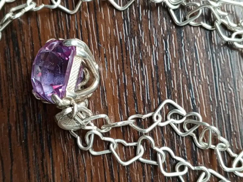 Серебряная цепочка с кулоном.